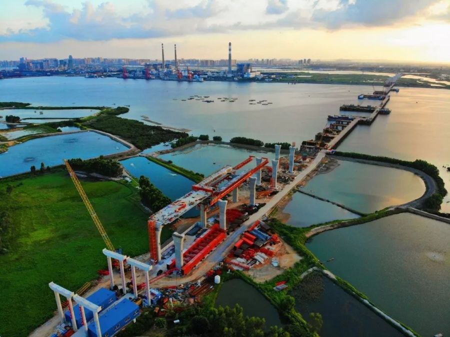 由中铁大桥局承建的广东省湛江市调顺跨海大桥东岸主塔墩承台建成