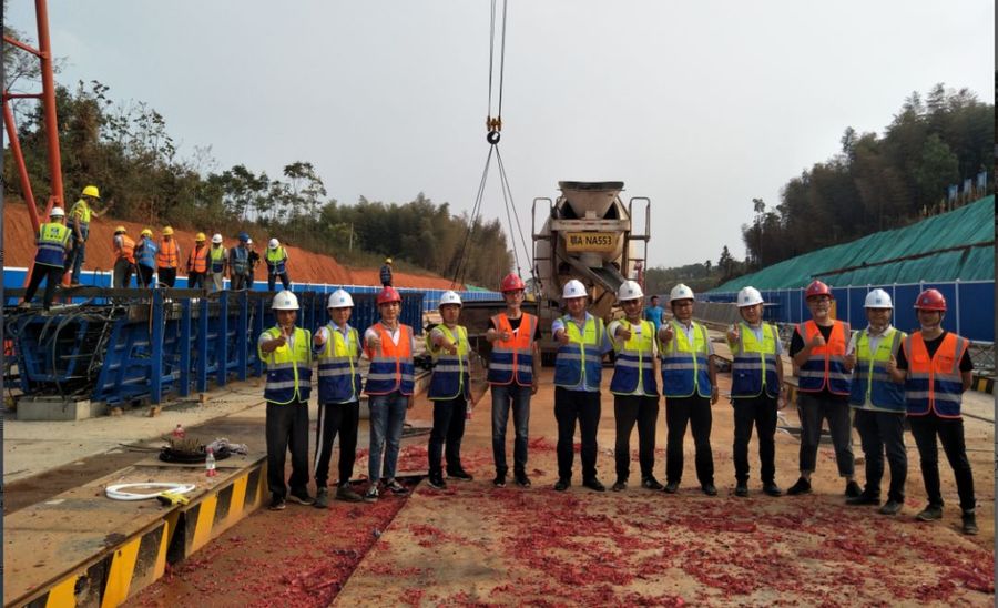 混凝土搅拌运输车浇筑现场 - 中建三局咸宁大洲湖生态建设示范区项目旗鼓大道首片箱梁砼浇筑完成