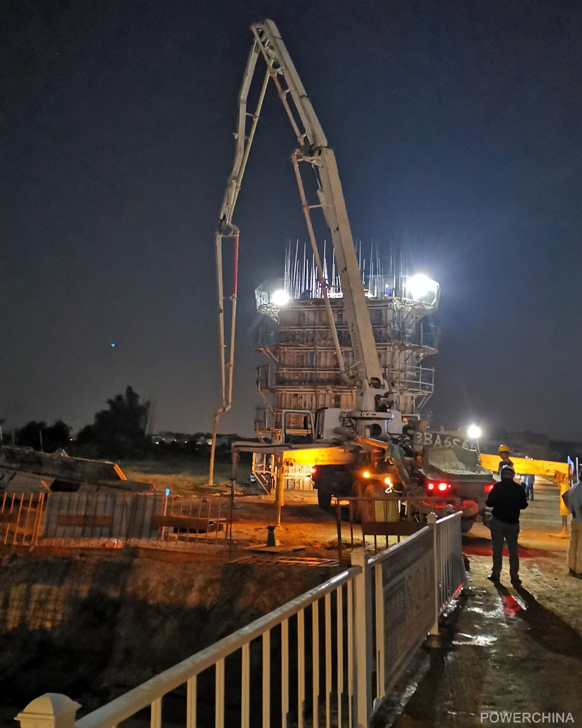 混凝土输送泵车浇筑现场 - 水电七局广汕铁路5标项目首个墩身顺利开仓混凝土浇筑