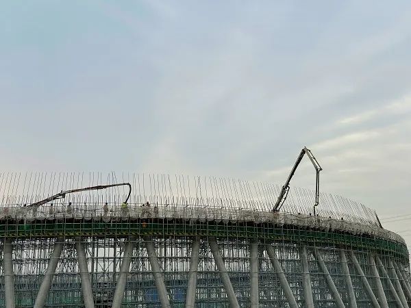 混凝土输送泵车浇筑现场 - 板集电厂二期2×660MW燃煤机组工程3号冷却塔下环梁混凝土浇筑完成
