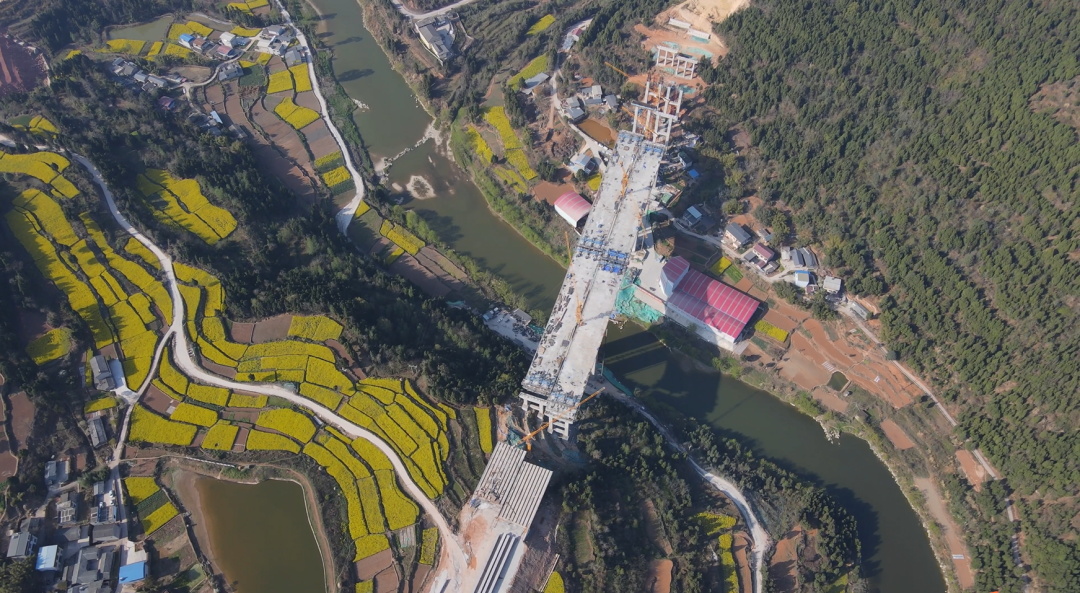 四川路桥交建集团成绵高速扩容项目凯江大桥主桥左幅顺利合龙