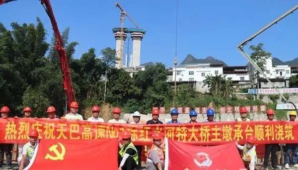 三一重工泵车、中联重科泵车浇筑现场 - 广西天峨至巴马高速公路第№1合同段红水河特大桥主墩承台顺利浇筑