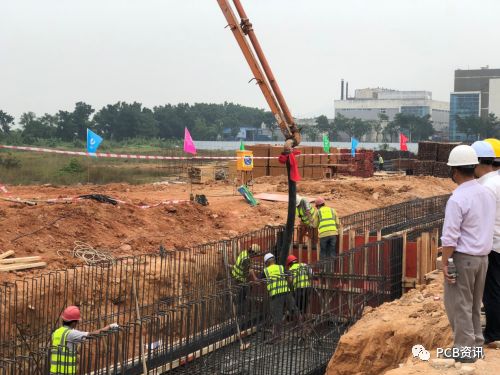混凝土泵车浇筑现场 - 珠海富山工业园方正PCB智能工厂首次混凝土浇筑仪式在此如期进行