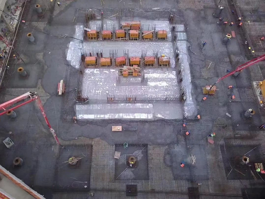 三一重工泵车浇筑现场 - 漳州交通集团指挥中心项目计划5月28日完成整个地下室底板混凝土浇筑