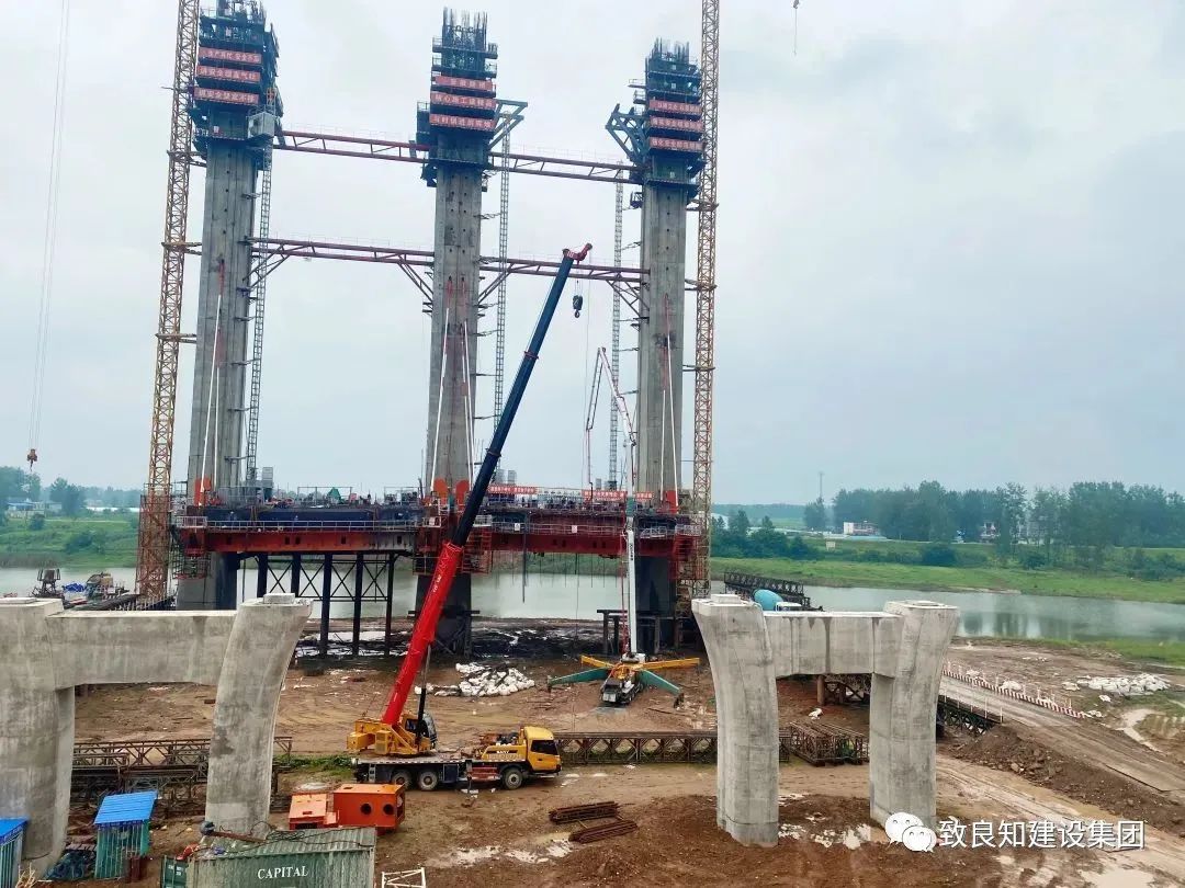 徐工混凝土输送泵车浇筑现场 - 安徽G237蒙城绕城段一级公路改建工程涡河五桥首段牵索挂篮现浇箱梁浇筑完成
