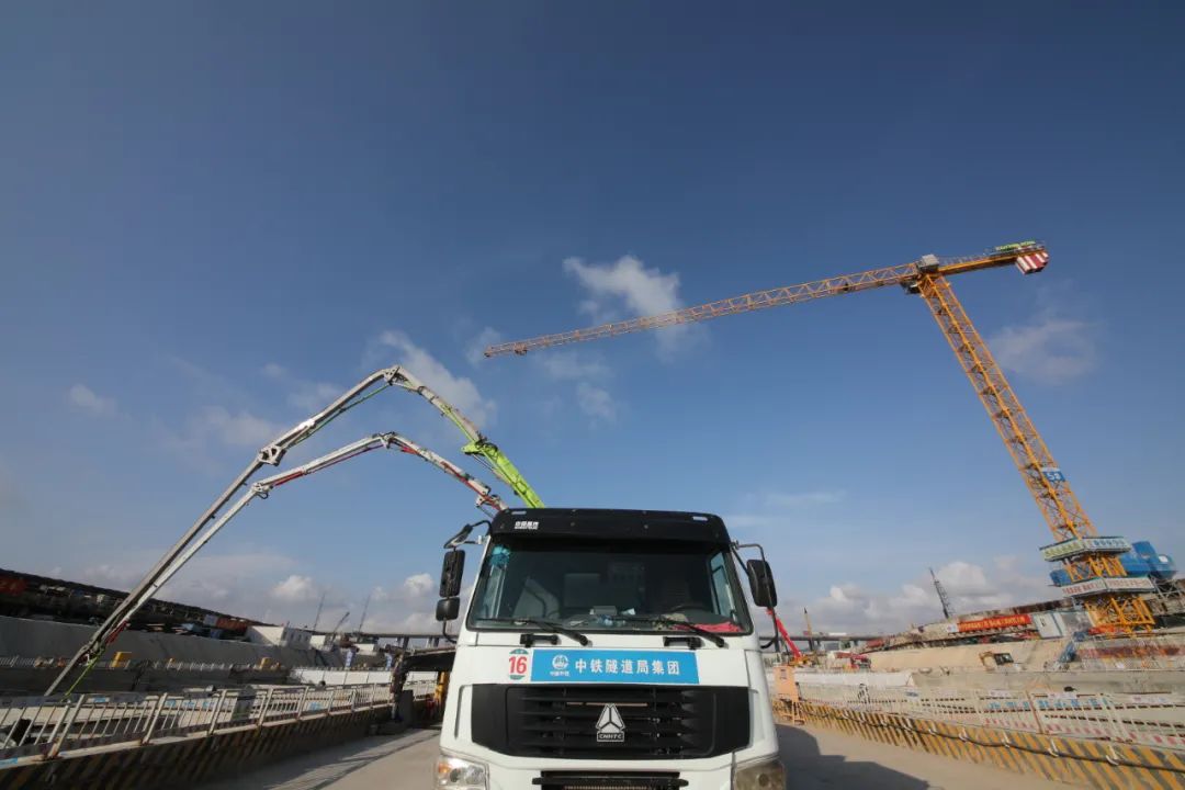 混凝土搅拌运输车、混凝土输送泵车浇筑现场 - 中铁隧道局深中通道东人工岛堰筑段完成超大体量单次混凝土浇筑