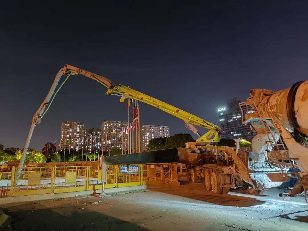 混凝土搅拌运输车,混凝土输送泵车浇筑现场 - 中铁二局苏州地铁7号线