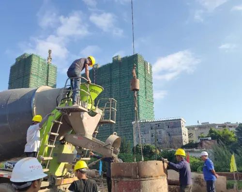 混凝土搅拌运输车浇筑现场 - 梅州市五华特大桥首桩砼浇筑完成 梅龙铁路项目4标进入全面施工阶段