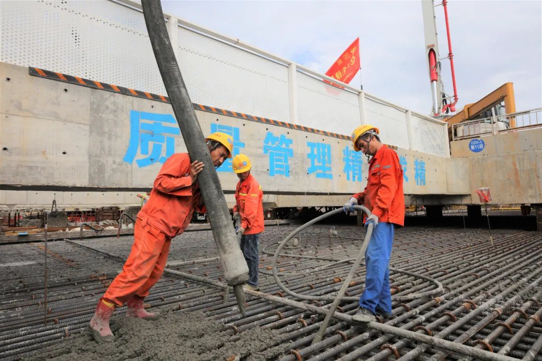 混凝土输送泵车浇筑现场 - 中铁隧道局深中通道东人工岛堰筑段完成超大体量单次混凝土浇筑