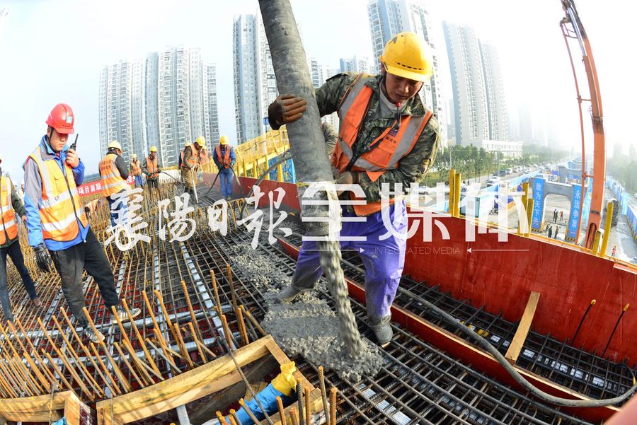 混凝土泵车浇筑现场 - 襄阳市东西轴线（樊城段）首联箱梁开始混凝土浇筑