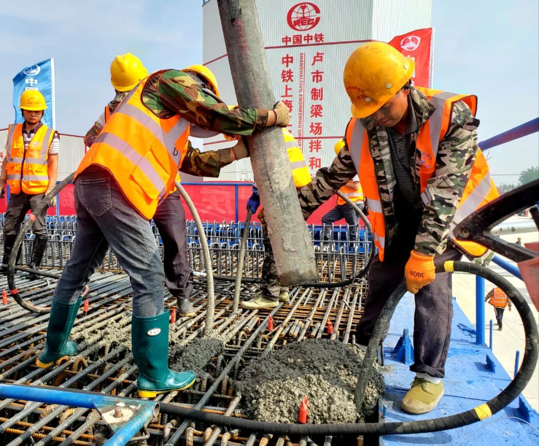 三一重工泵车浇筑现场 - 沿江高铁天门段首榀箱梁在沪渝蓉高铁武宜铁路项目卢市制梁场浇筑