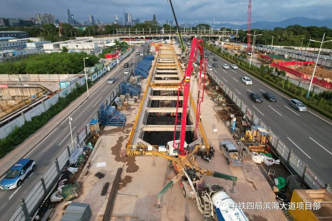 混凝土搅拌运输车、三一重工泵车浇筑现场 - 深圳市滨海大道交通综合改造工程项目主体结构首块顶板砼浇筑完成