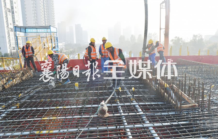 混凝土泵车浇筑现场 - 襄阳市东西轴线（樊城段）首联箱梁开始混凝土浇筑