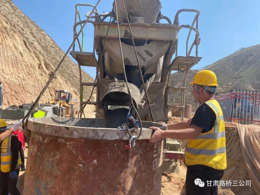 ​混凝土搅拌运输车浇筑现场 - 甘肃路桥三公司：傅苦公路项目二标桥涵工程首根桩基混凝土浇筑完成