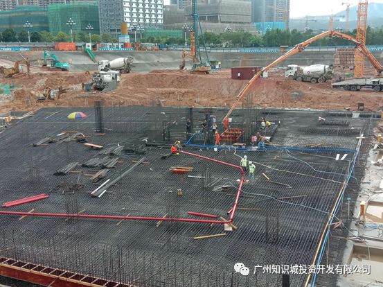 混凝土泵车、混凝土搅拌车、混凝土泵管浇筑现场 - 广州知识城大厦项目地下室底板C35混凝土浇筑启动