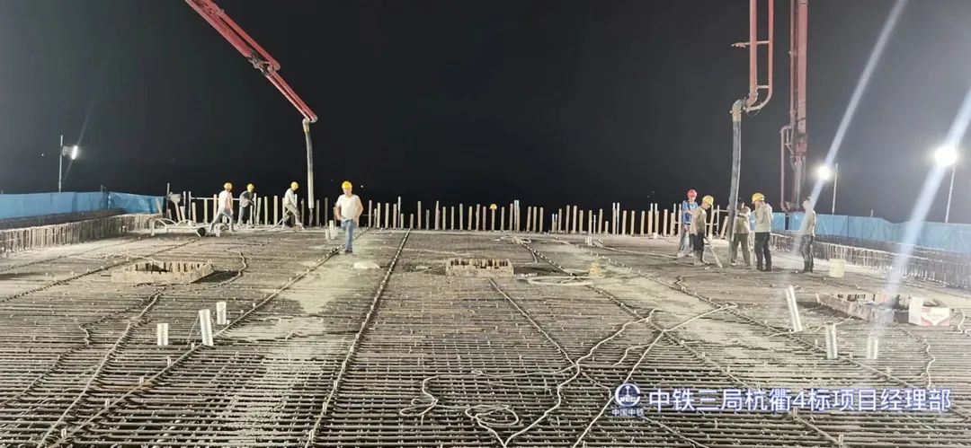 三一重工混凝土输送泵车浇筑现场 - 杭衢四标跨京台高速公路特大桥（32.25+3*33.1+32.25）m道岔连续梁完成浇筑