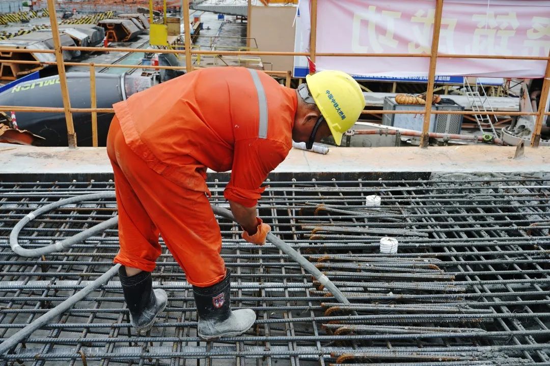 中铁大桥局九公司：深中通道项目第100片60米混凝土箱梁浇筑成功