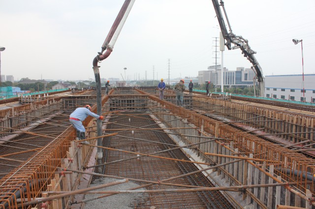 混凝土泵车浇筑现场 - 常州机场路快速化改造工程全线第一联箱梁连续