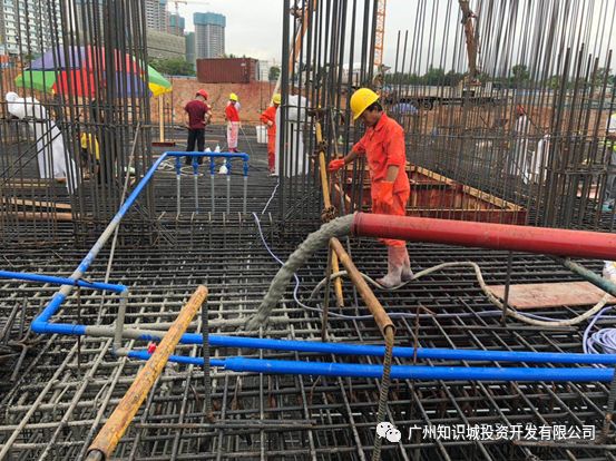 混凝土输送泵车、混凝土输送泵泵管浇筑现场 - 广州知识城大厦项目地下室底板C35混凝土浇筑启动