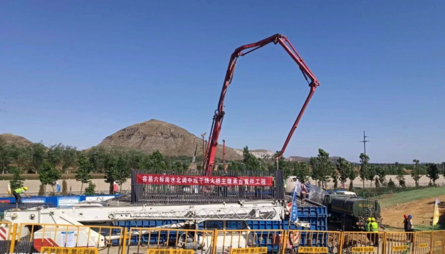混凝土输送泵车浇筑现场 - 雄安新区建材运输通道容城至易县项目承台首件工程混凝土浇筑完成