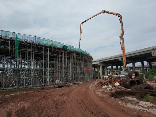 混凝土输送泵车、混凝土搅拌运输车浇筑现场 - 成资渝高速公路渝蓉互通现浇梁混凝土浇筑全部完成