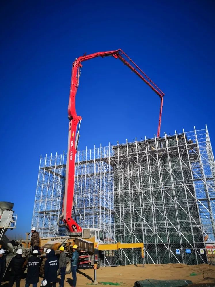 三一重工泵车,混凝土搅拌车浇筑现场 - 中铁九局二公司京雄城际铁路七