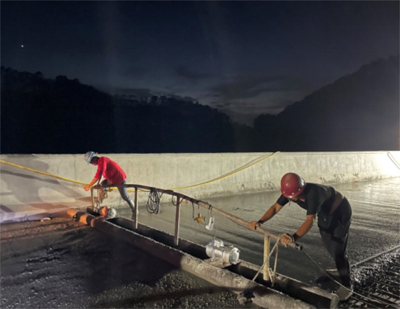 中交一航二公司：浦清高速浦北南互通A匝道桥桥面铺装层砼浇筑完成