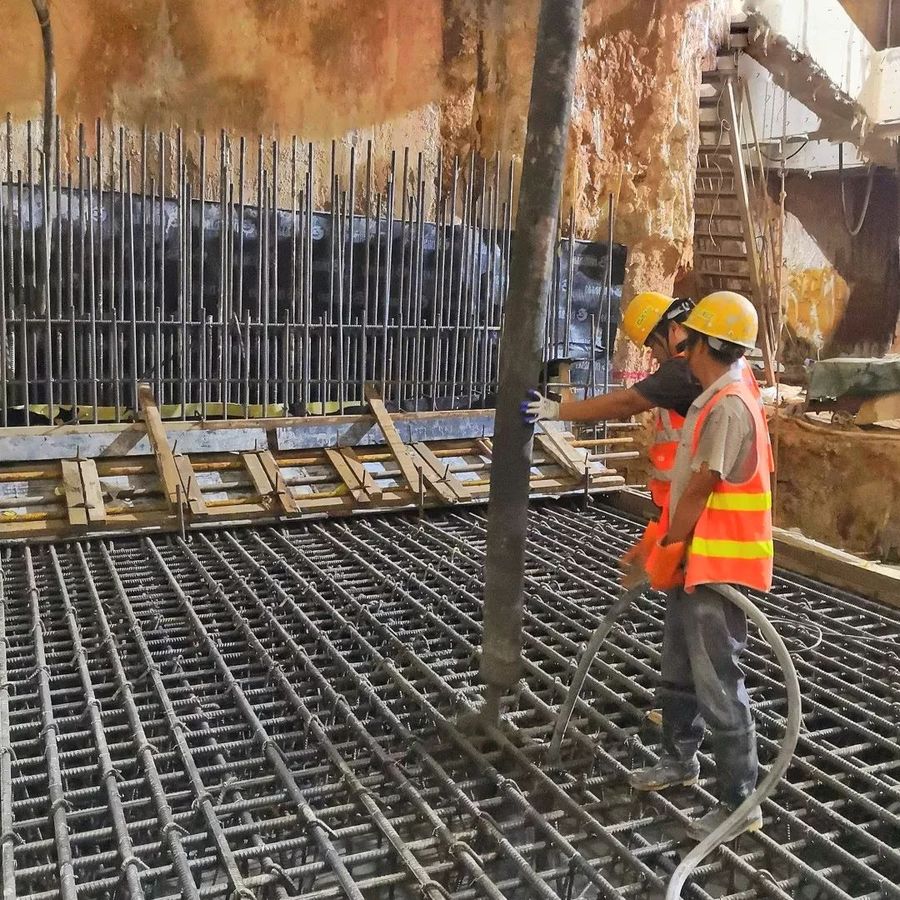 混凝土泵管浇筑现场 - 中建深圳地铁13号线一工区深圳湾口岸站第一块底板混凝土浇筑完成