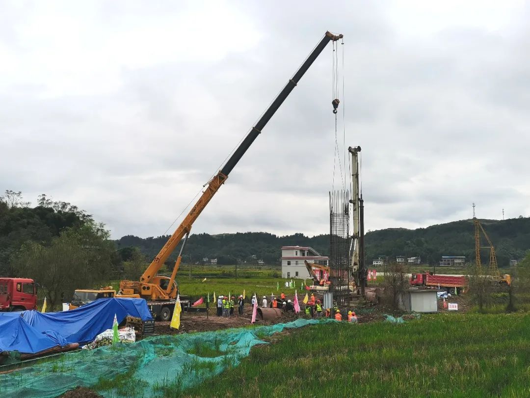 开梁高速（四川境）杨家桥大桥首根桩基钢筋笼下放
