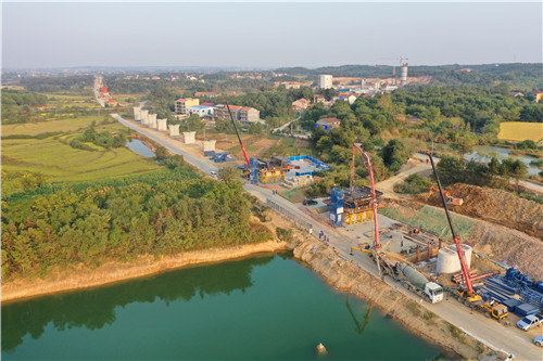 三一重工泵车、混凝土搅拌运输车浇筑现场 - 中铁十一局四公司黄黄铁路濯港特大桥连续梁首件顺利混凝土浇筑