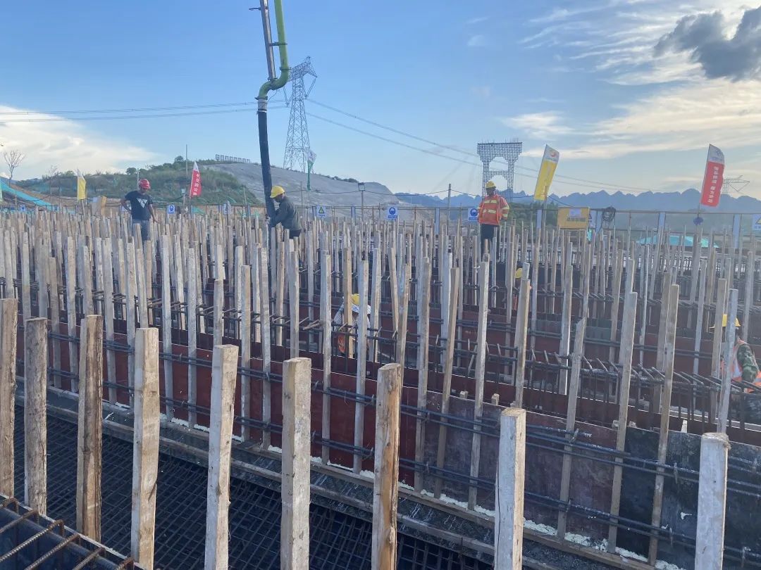 中联重科混凝土输送泵车浇筑现场 - 巴马凭祥公路巴马至田东段3标项目林逢互通A匝道桥现浇桥砼浇筑完成