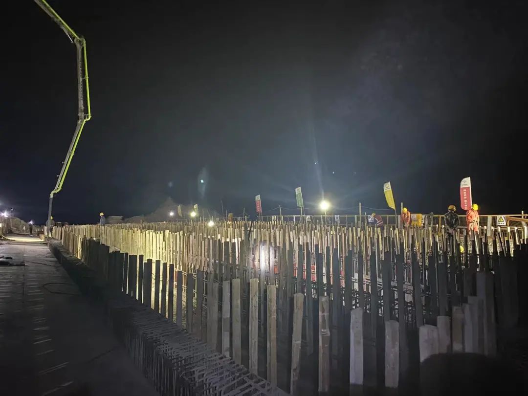 中联重科混凝土输送泵车浇筑现场 - 巴马凭祥公路巴马至田东段3标项目林逢互通A匝道桥现浇桥砼浇筑完成