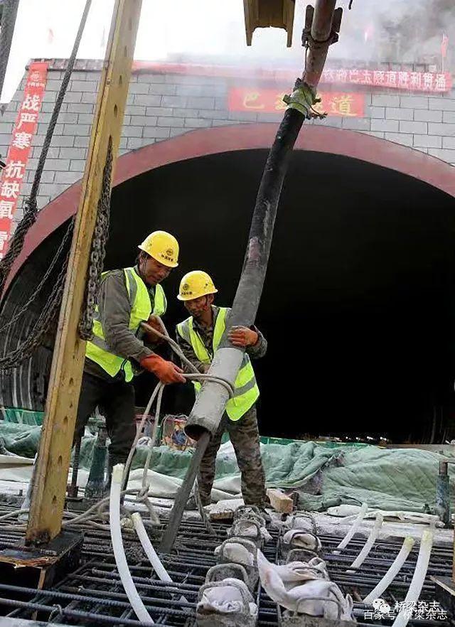 混凝土泵管浇筑现场 - 川藏铁路拉林段跨度最大的三线钢结构巴玉大桥成功合龙
