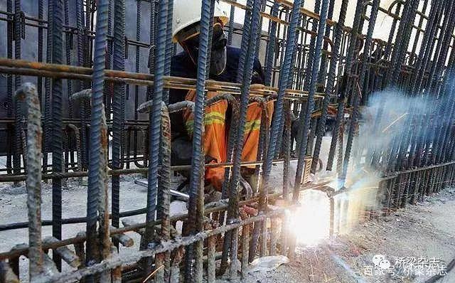 川藏铁路拉林段跨度最大的三线钢结构巴玉大桥成功合龙