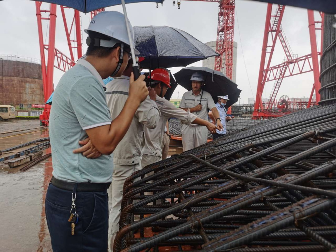 参建各方代表现场优化设计方案 - 防城港企沙港区赤沙作业区1号泊位工程首个椭圆沉箱底座砼浇筑完成
