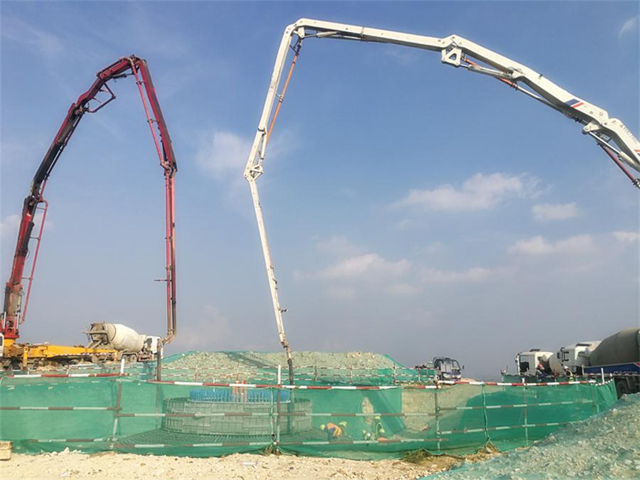 混凝土输送泵车、混凝土搅拌运输车浇筑现场 - 山西右玉高家堡10万千瓦风电项目风机基础混凝土浇筑全部完成