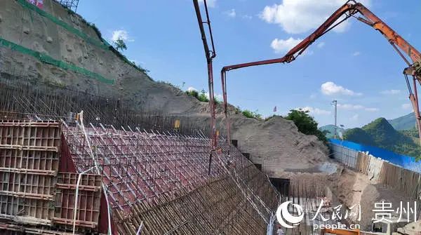 混凝土输送泵车浇筑现场 - 仁遵高速团结特大桥仁怀岸拱座第二层大体积混凝土顺利浇筑