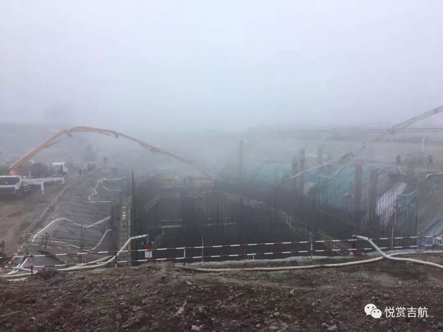 混凝土输送泵车、混凝土搅拌运输车浇筑现场 - 巴基斯坦吉航1263MW联合循环电站项目直流循环泵房底板砼浇筑完成