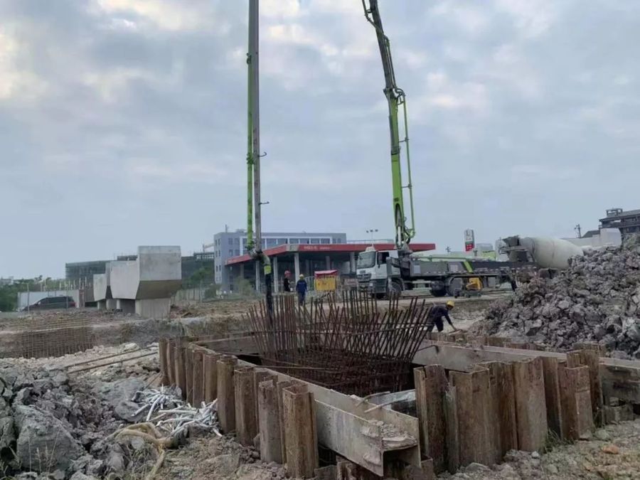 中联重科泵车、混凝土搅拌运输车浇筑现场 - 路泽太高架JL02监理办：TJ03标段SN匝道9#承台混凝土浇筑完成