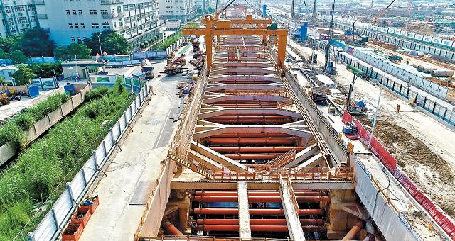混凝土输送泵车、混凝土搅拌运输车浇筑现场 - 深圳地铁6号线中山大学站首块顶板混凝土浇筑完成