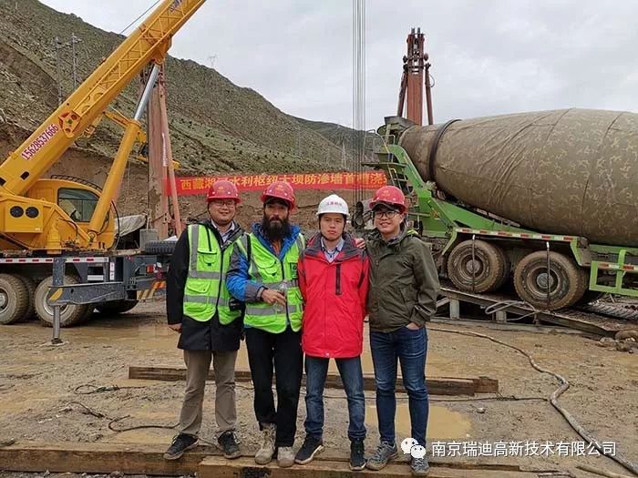 混凝土搅拌运输车浇筑现场 - 南京瑞迪高新：西藏湘河水利枢纽工程大坝防渗墙首槽混凝土浇筑完成