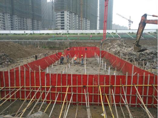 混凝土泵车浇筑现场 - 临安苕溪北街综合改造工程气盾坝首仓混凝土浇筑完成