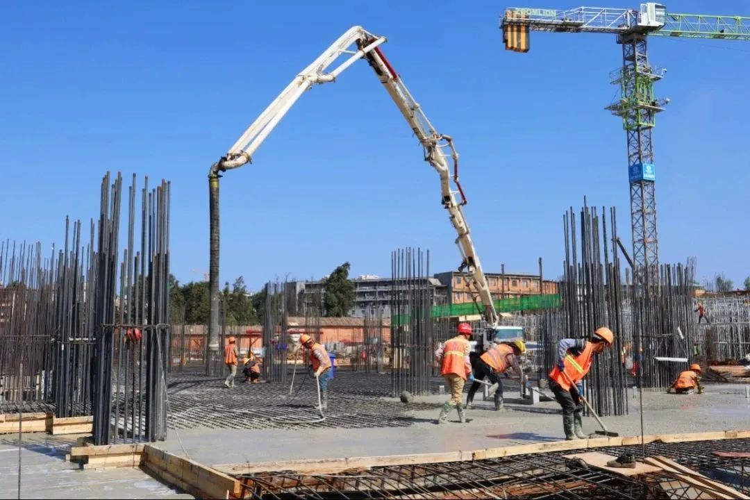 混凝土输送泵车浇筑现场 - 云南工程建设：昆华国际医院建设项目万方混凝土浇筑正式拉开帷幕