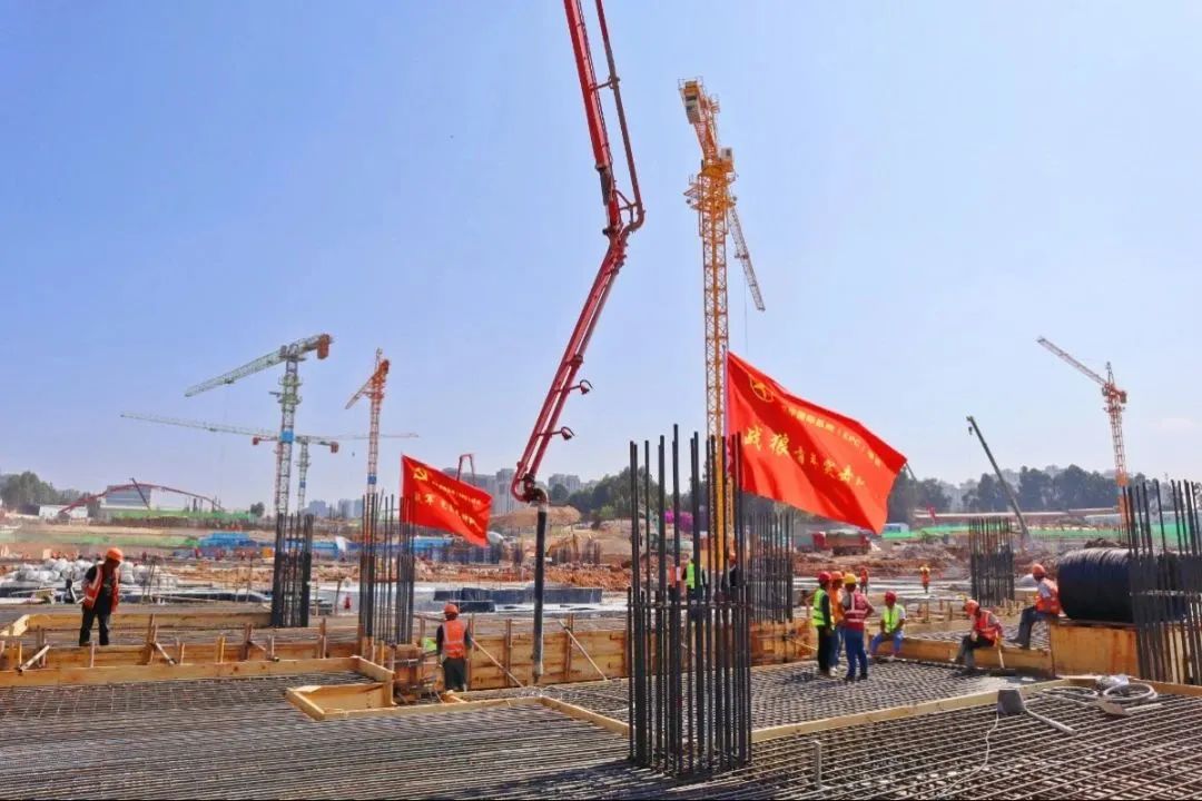 混凝土输送泵车浇筑现场 - 云南工程建设：昆华国际医院建设项目万方混凝土浇筑正式拉开帷幕