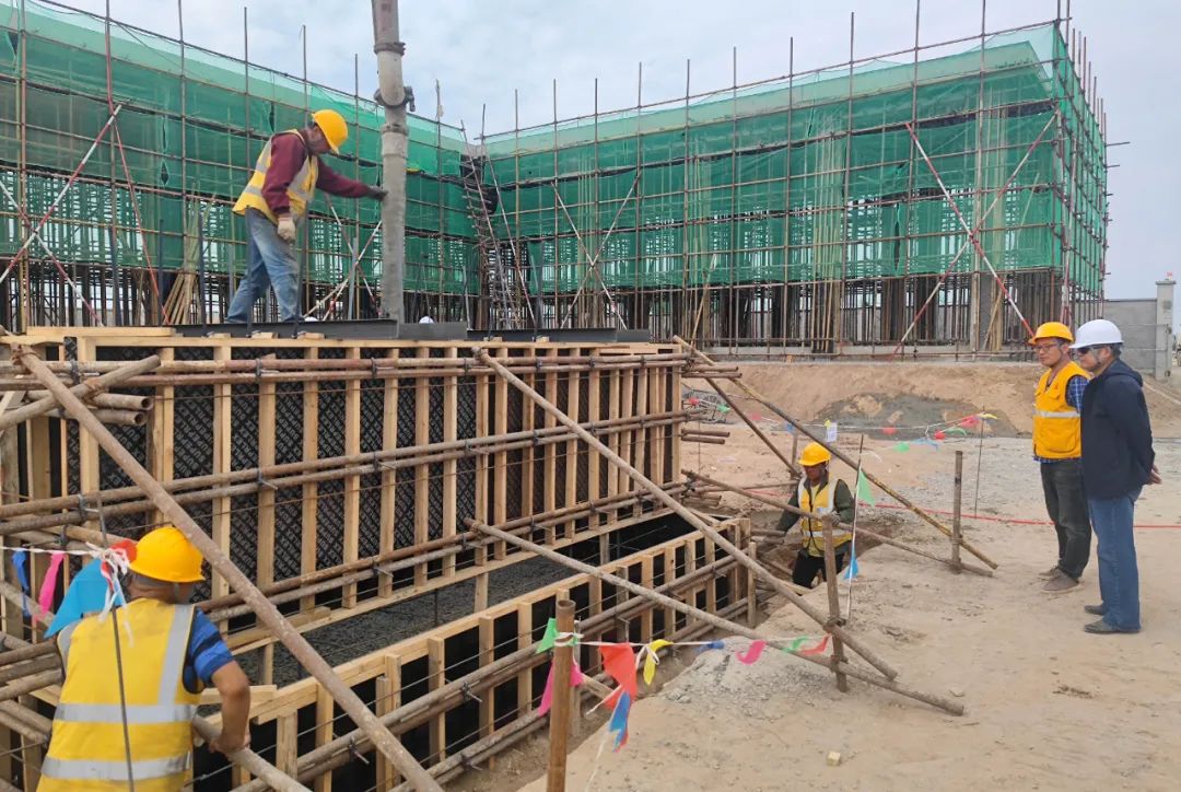 中铁电气化局集通铁路兴和牵引变电所两台主变基础混凝土浇筑完成