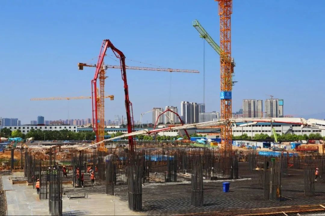 混凝土搅拌运输车、混凝土输送泵车浇筑现场 - 云南工程建设：昆华国际医院建设项目万方混凝土浇筑正式拉开帷幕