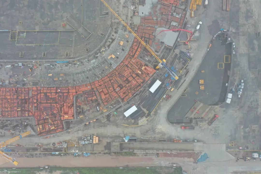 混凝土搅拌运输车、三一重工泵车浇筑现场 - 中建四局广州足球公园球场项目第一块楼板混凝土浇筑完成
