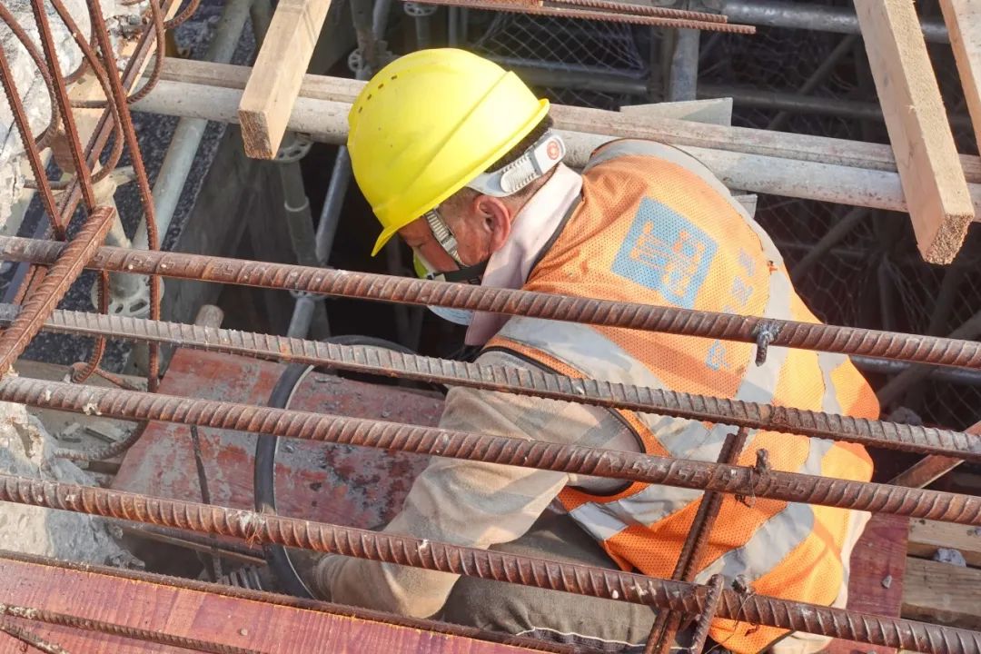 中建四局广州足球公园球场项目第一块楼板混凝土浇筑完成