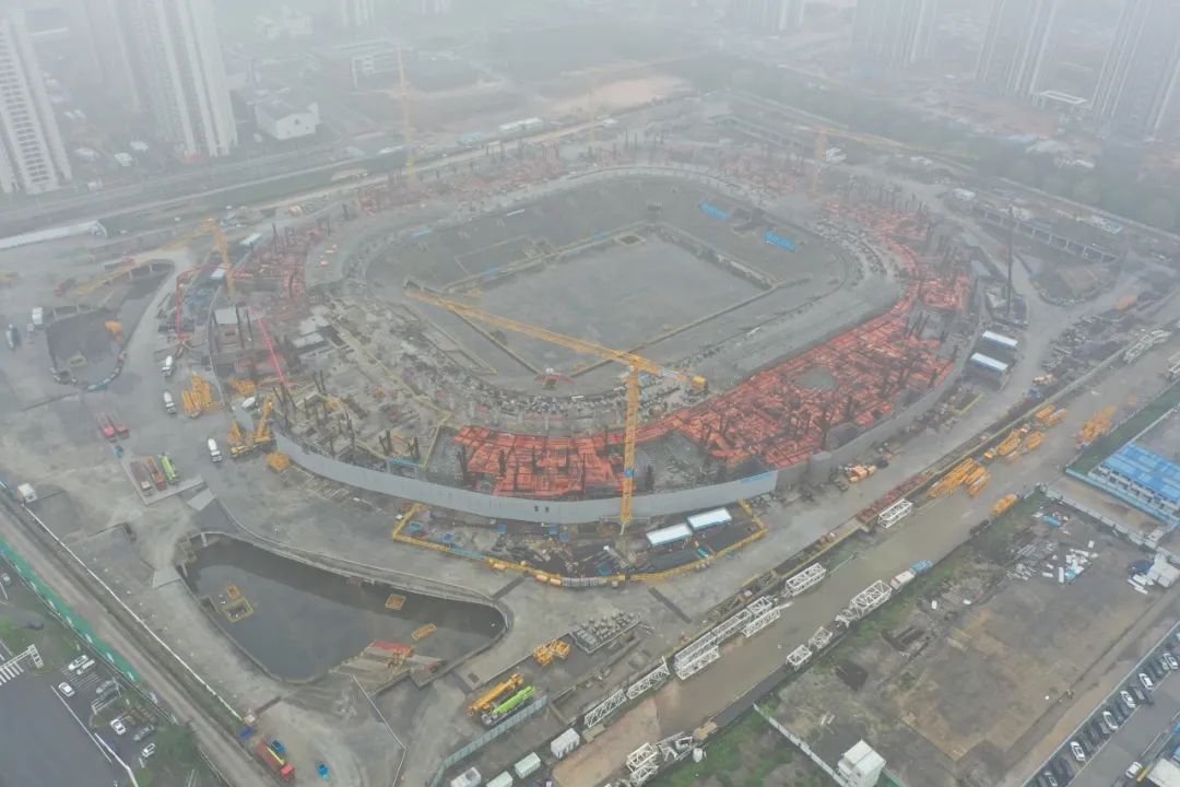 混凝土搅拌运输车、三一重工泵车浇筑现场 - 中建四局广州足球公园球场项目第一块楼板混凝土浇筑完成