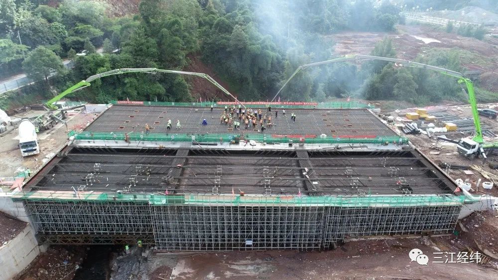 混凝土搅拌运输车、中联重科泵车浇筑现场 - 中铁建工集团有限公司勐绿高速公路全线首榀箱梁成功混凝土浇筑
